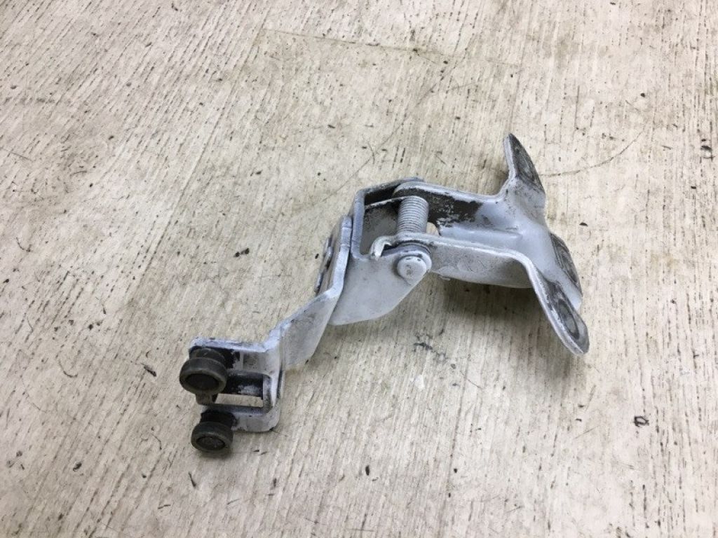 82410JX00A | Ролик сдвижной двери средний прав. NISSAN NV200 USA 13- - Фото 2