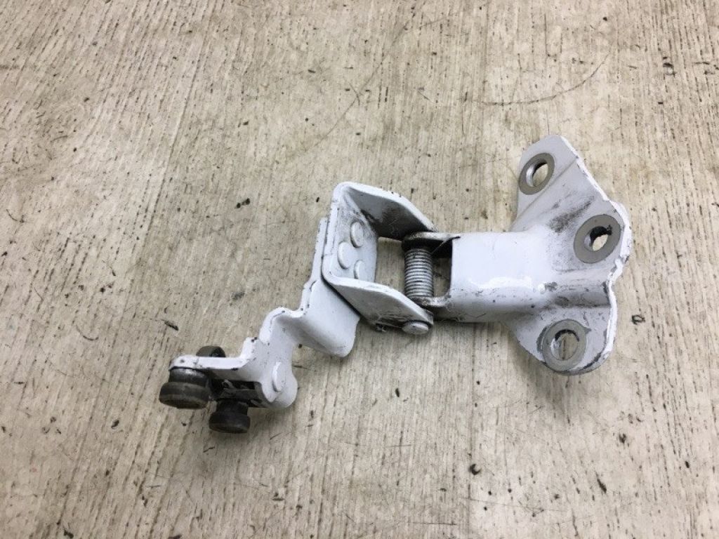 82411-JX00A | Ролик зсувних дверей середній лів. NISSAN NV200 USA 13-