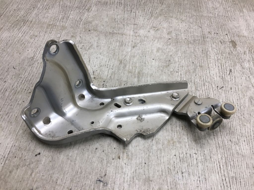 68360-08031 | Ролик сдвижной двери нижний лев. TOYOTA SIENNA 11-16
