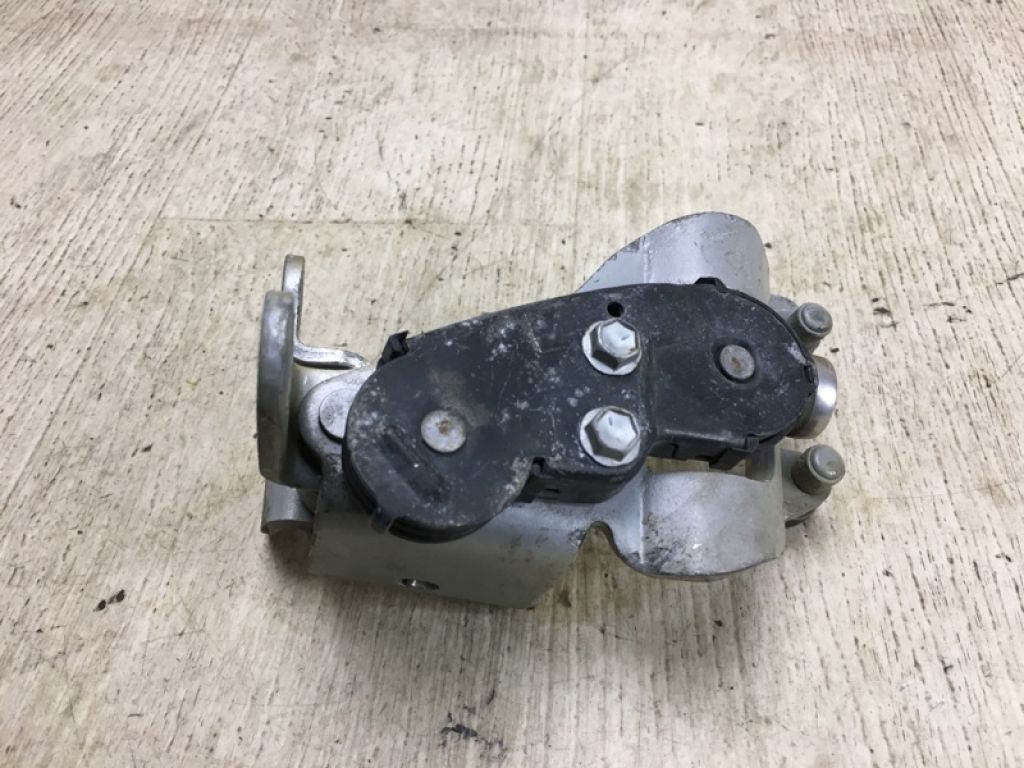 68390-08040 | Ролик сдвижной двери средний лев. TOYOTA SIENNA 11-16