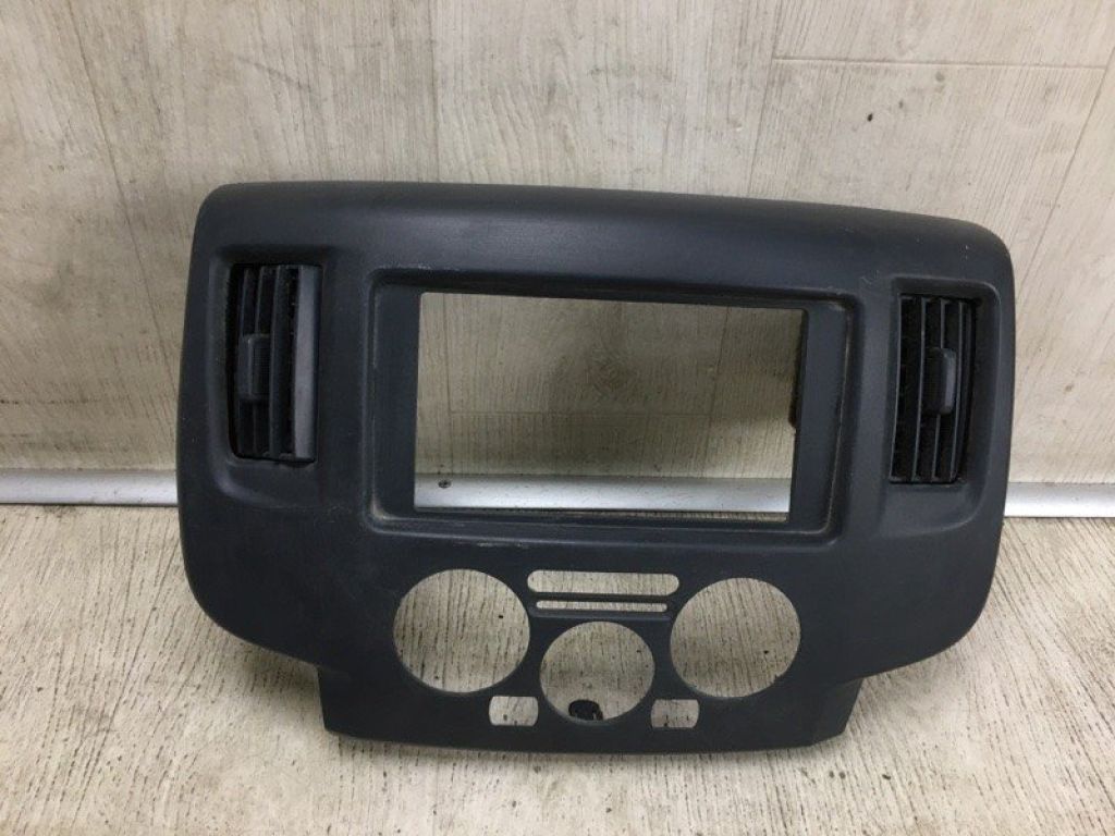 68260-3LM1A | Накладка торпедо під магнітолу NISSAN NV200 USA 13-