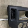 68260-3LM1A | Накладка торпедо під магнітолу NISSAN NV200 USA 13- - Прев'ю 2