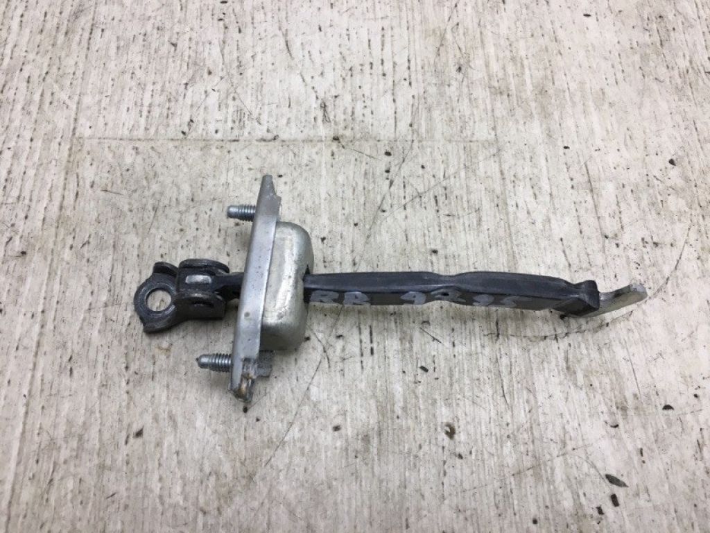 68630-04020 | Ограничитель двери задн. прав. TOYOTA TACOMA 05-15