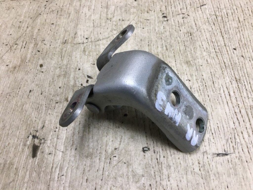 68770-04010 | Петля двери нижняя задн. прав. TOYOTA TACOMA 05-15