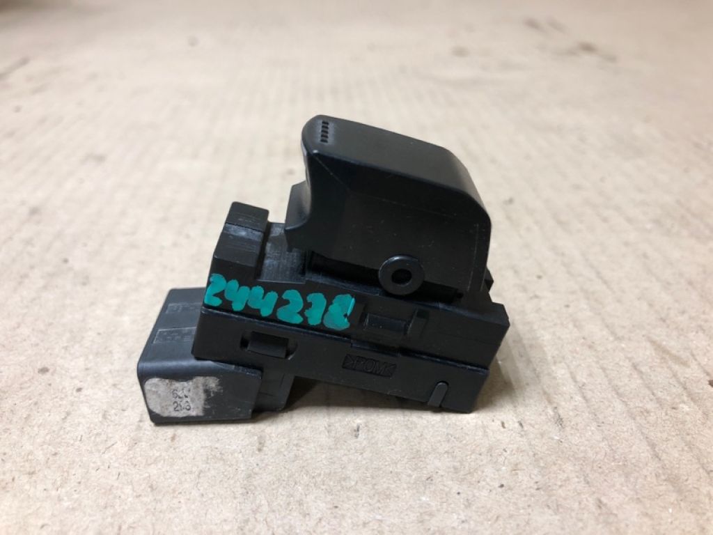 37995-62J00 | Кнопка склопідіймача задн. лів. SUZUKI SX4 06-13 - Фото 2