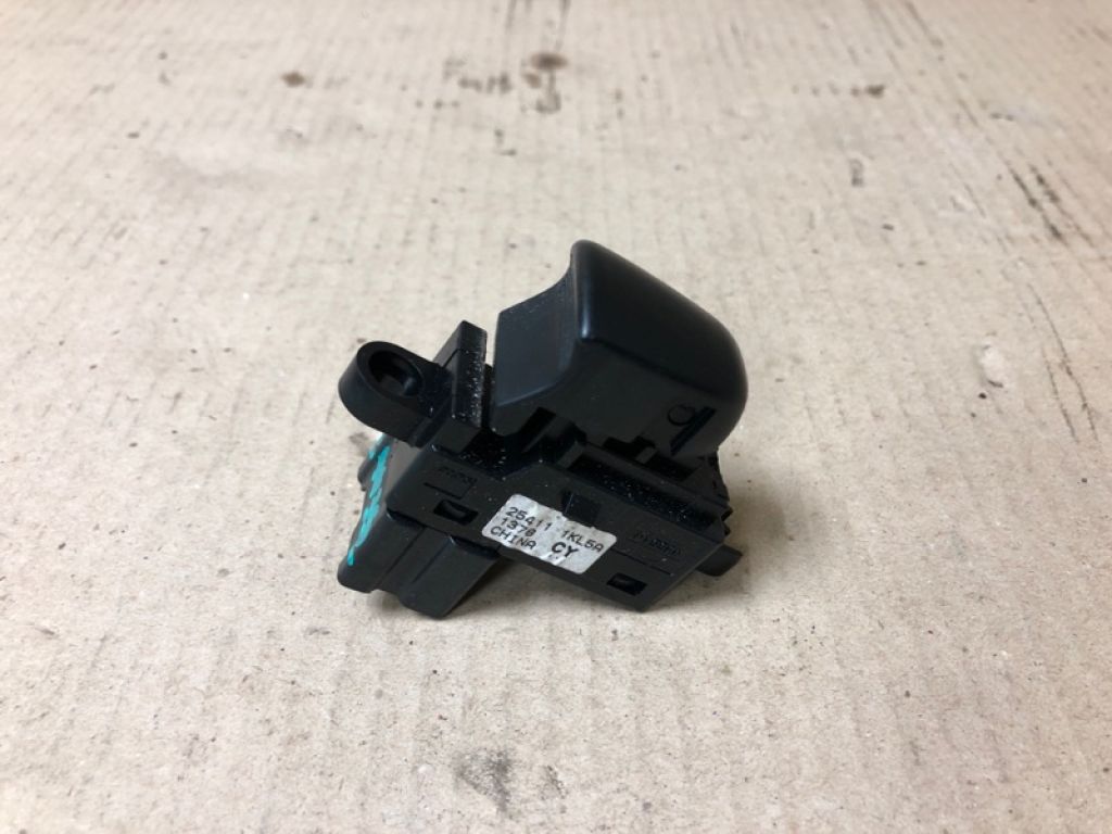 25411-1KL5A | Кнопка стеклоподъемника задн. прав. NISSAN SENTRA B17 12-21