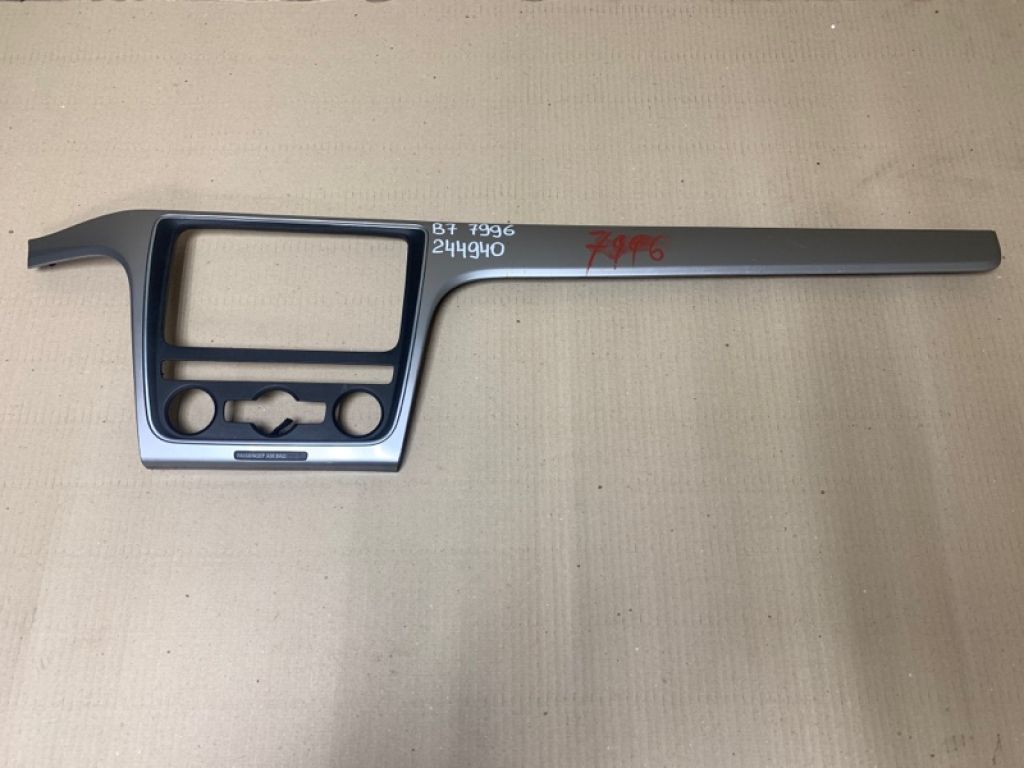 561 857 212 D | Накладка торпедо під магнітолу VOLKSWAGEN PASSAT B7 11-15