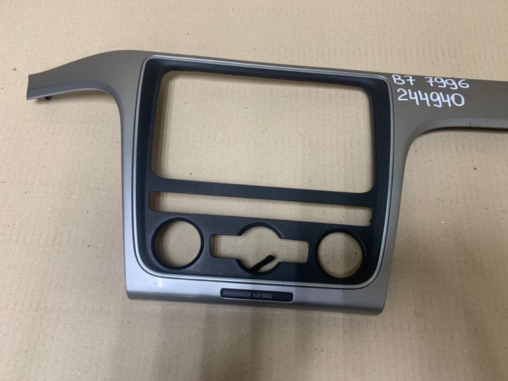 561 857 212 D | Накладка торпедо під магнітолу VOLKSWAGEN PASSAT B7 11-15 - Фото 2