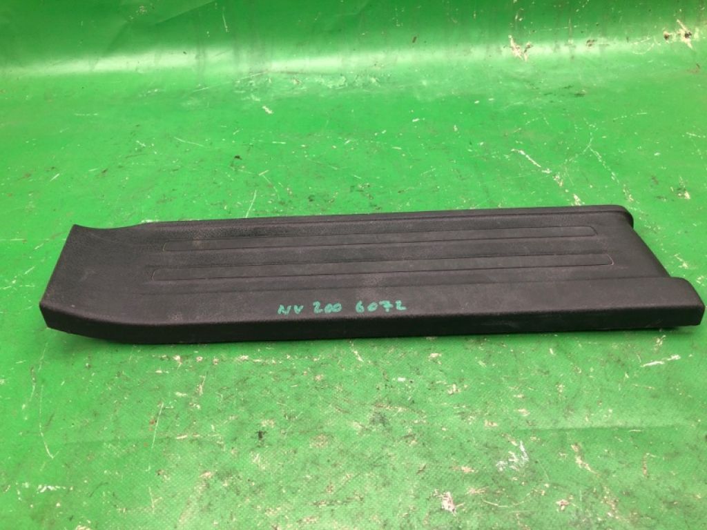 76952-3LM1C | Накладка порога внутрення лев. NISSAN NV200 USA 13-