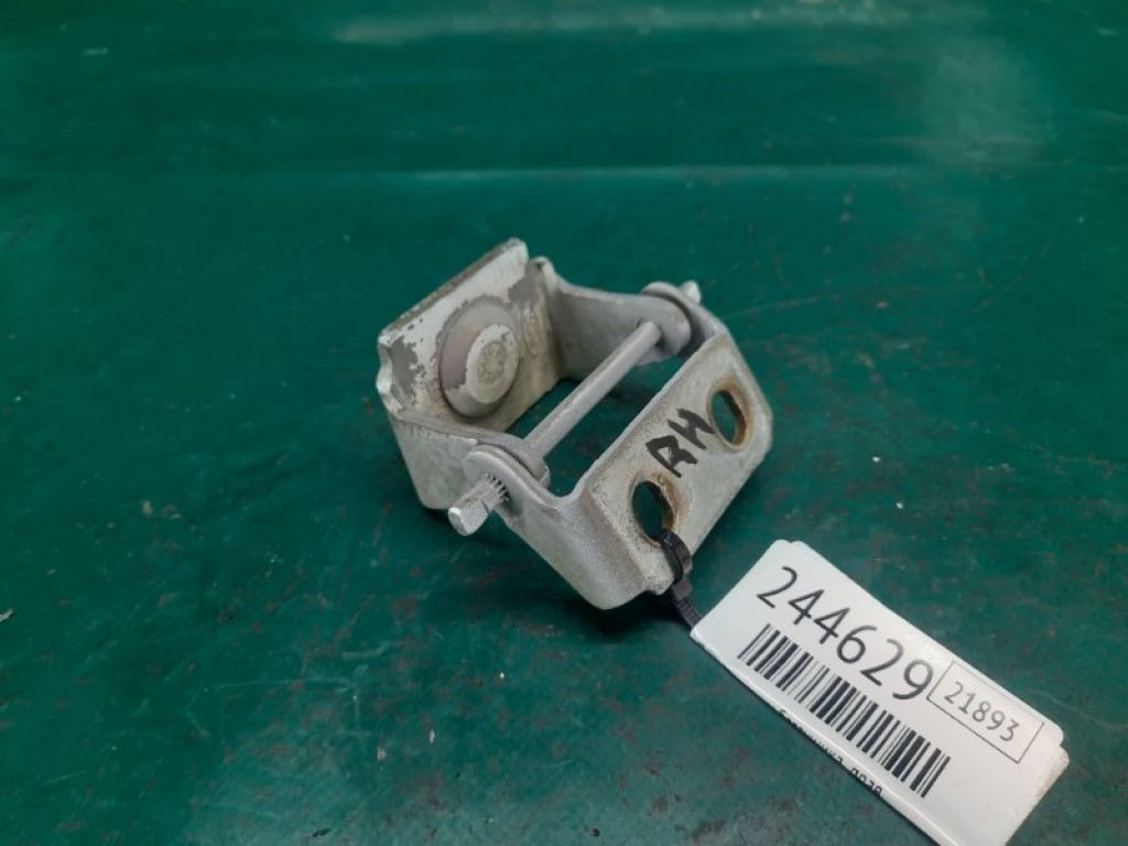 8A6Z-5842900-A | Петля кришки багажника прав. FORD FIESTA 08-17