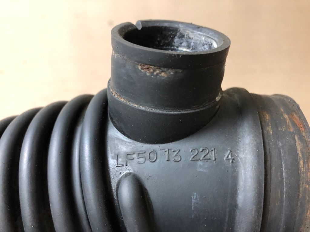 LF67-13-221 | Патрубок воздушного фильтра MAZDA 3 BK 03-08 - Фото 3