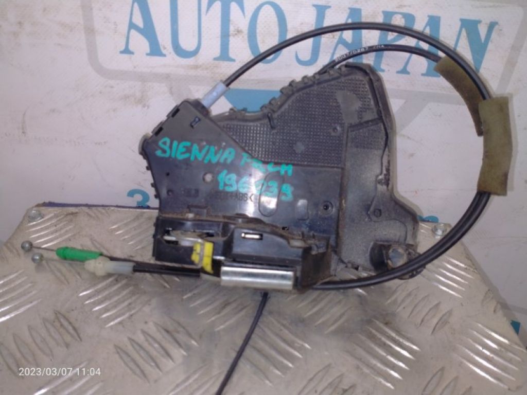 69040-0C050 | Замок двери передн. лев. TOYOTA SIENNA 11-16