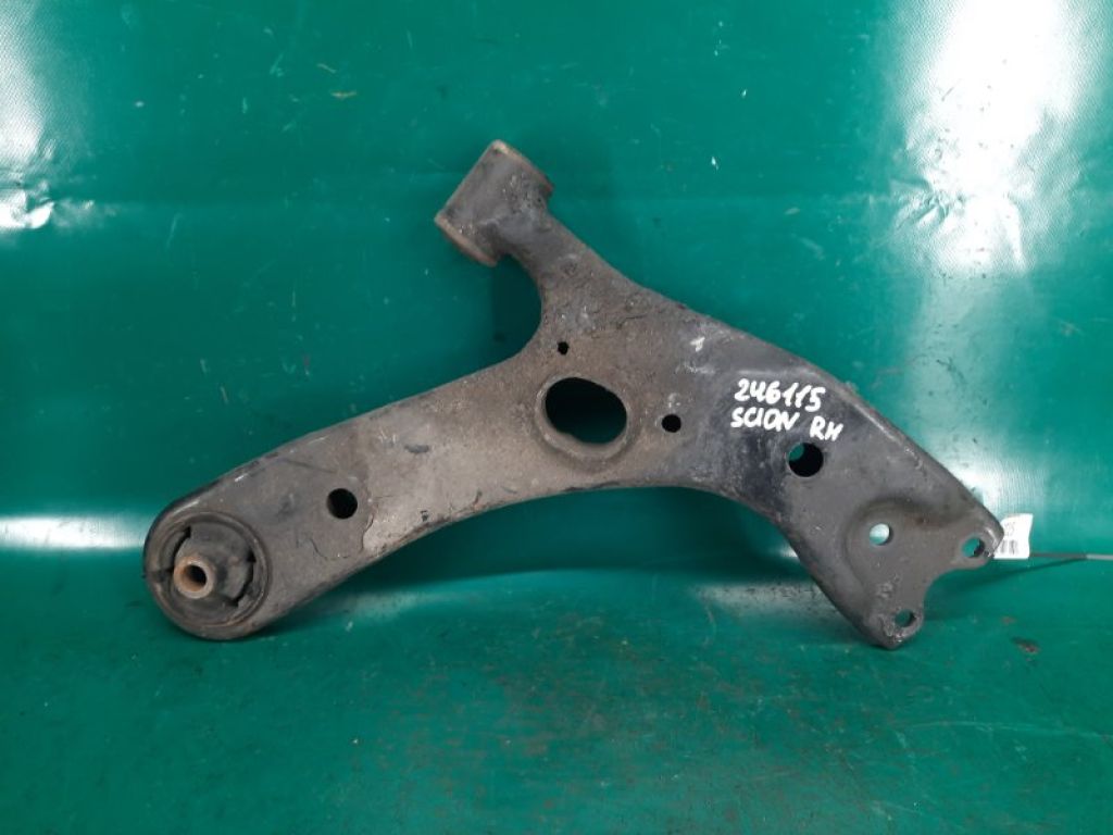 48068-12300 | Рычаг передней подвески нижний прав. SCION XB 07-15