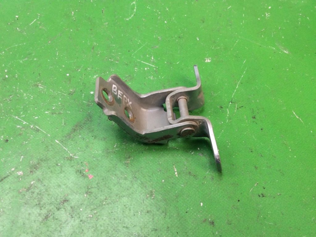 KD53-58-210A | Петля двери верхняя передн. прав. MAZDA 3 BM 13-19