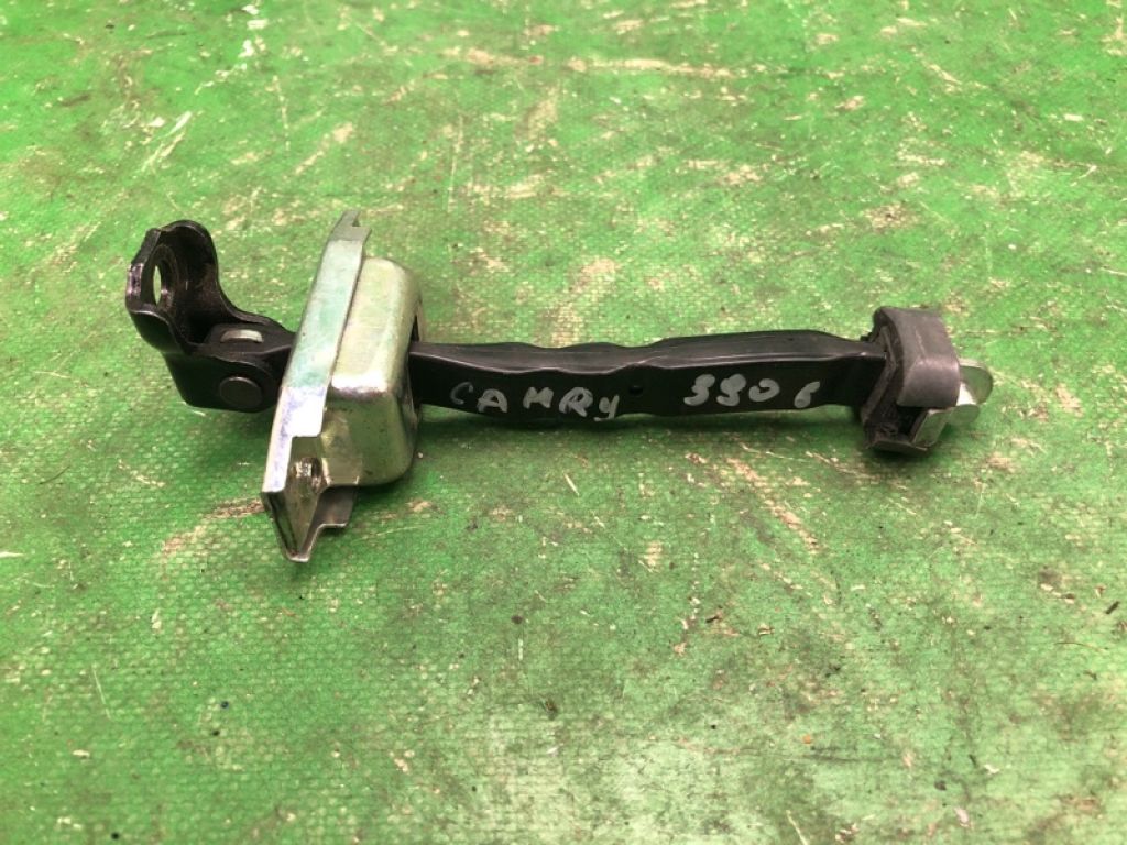 68610-06091 | Обмежувач дверей передн. TOYOTA CAMRY 55 14-17