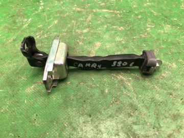 Обмежувач дверей передн. TOYOTA CAMRY 55 14-17