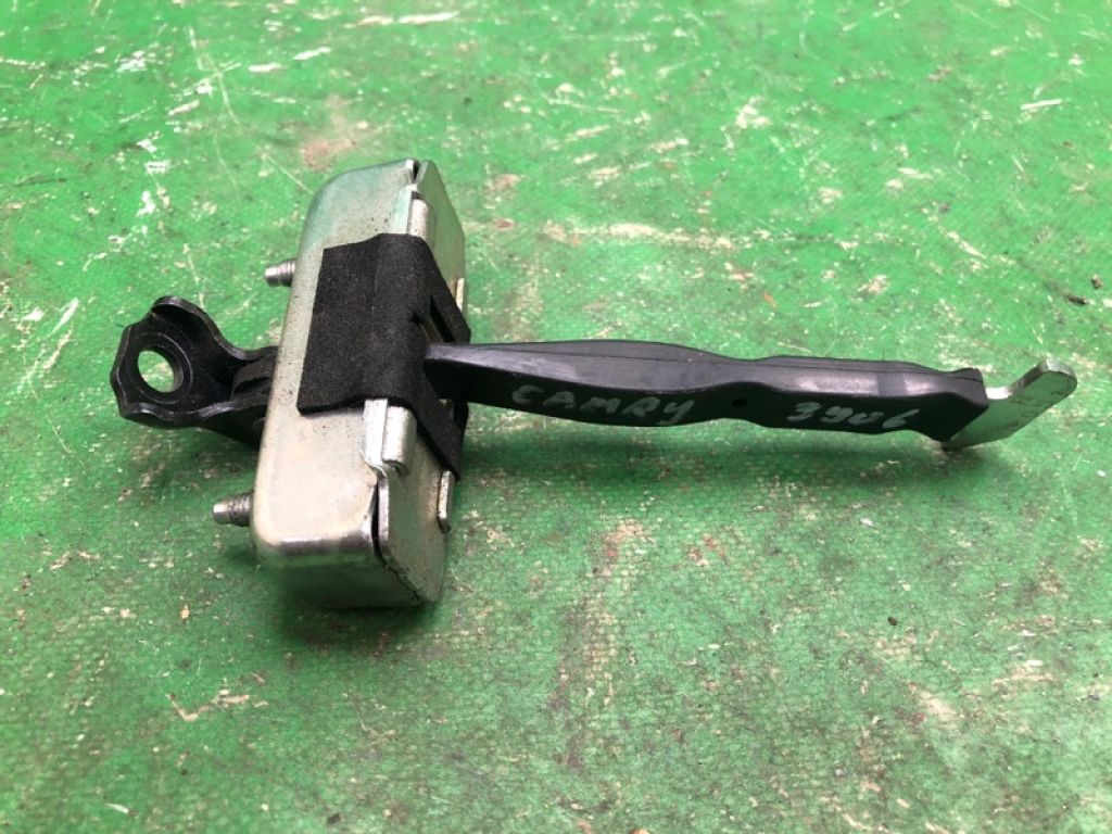 68630-06082 | Обмежувач дверей задн. TOYOTA CAMRY 55 14-17