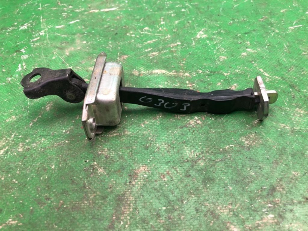 82430-3RA0A | Обмежувач дверей задн. NISSAN SENTRA B17 12-21
