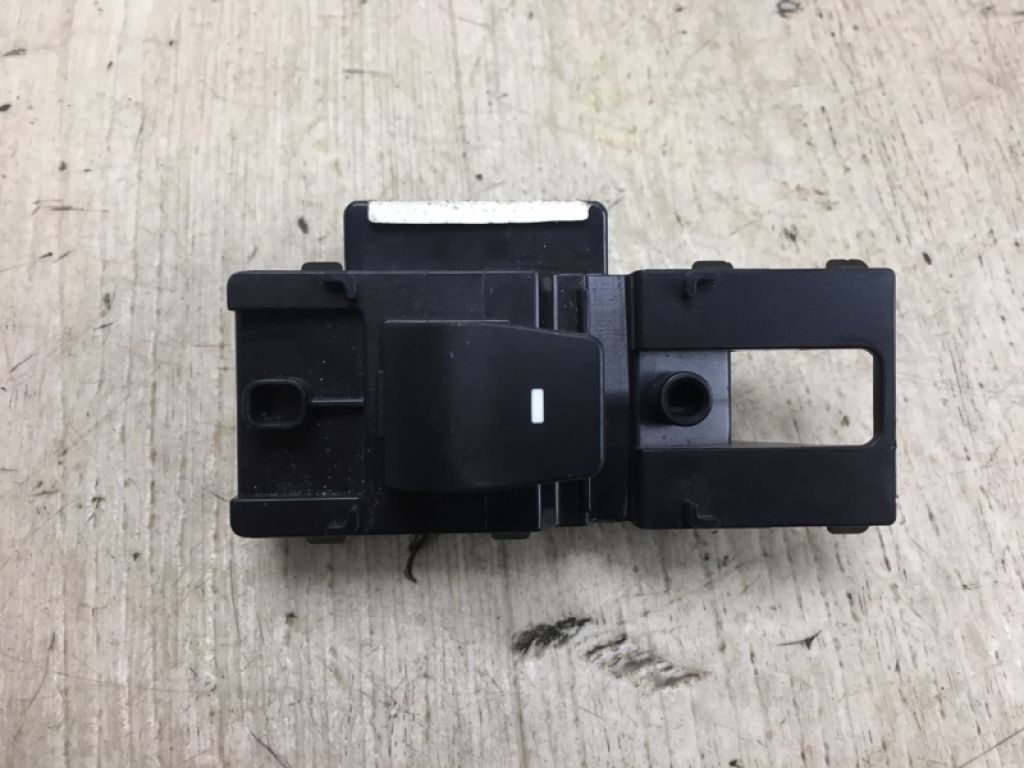 93575-F21004X | Кнопка стеклоподъемника задн. HYUNDAI ELANTRA AD 16-