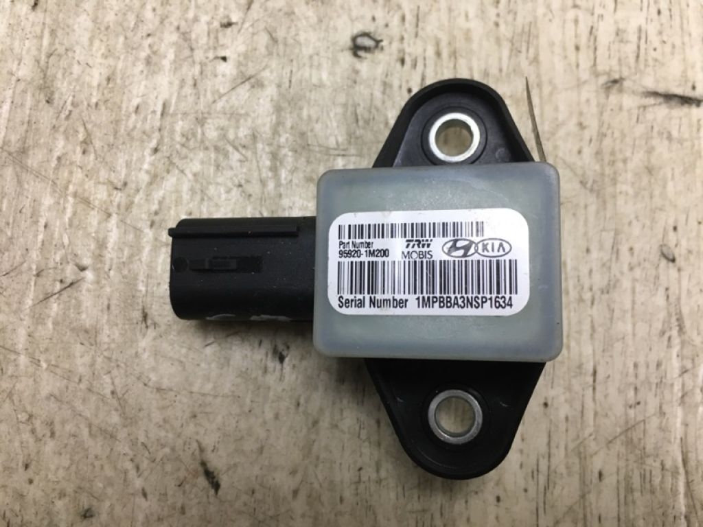 95920-1M200 | Датчик удара HYUNDAI SONATA YF 10-14