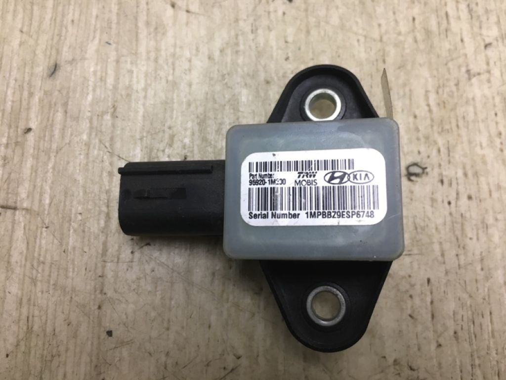 95920-1M200 | Датчик удара HYUNDAI SONATA YF 10-14