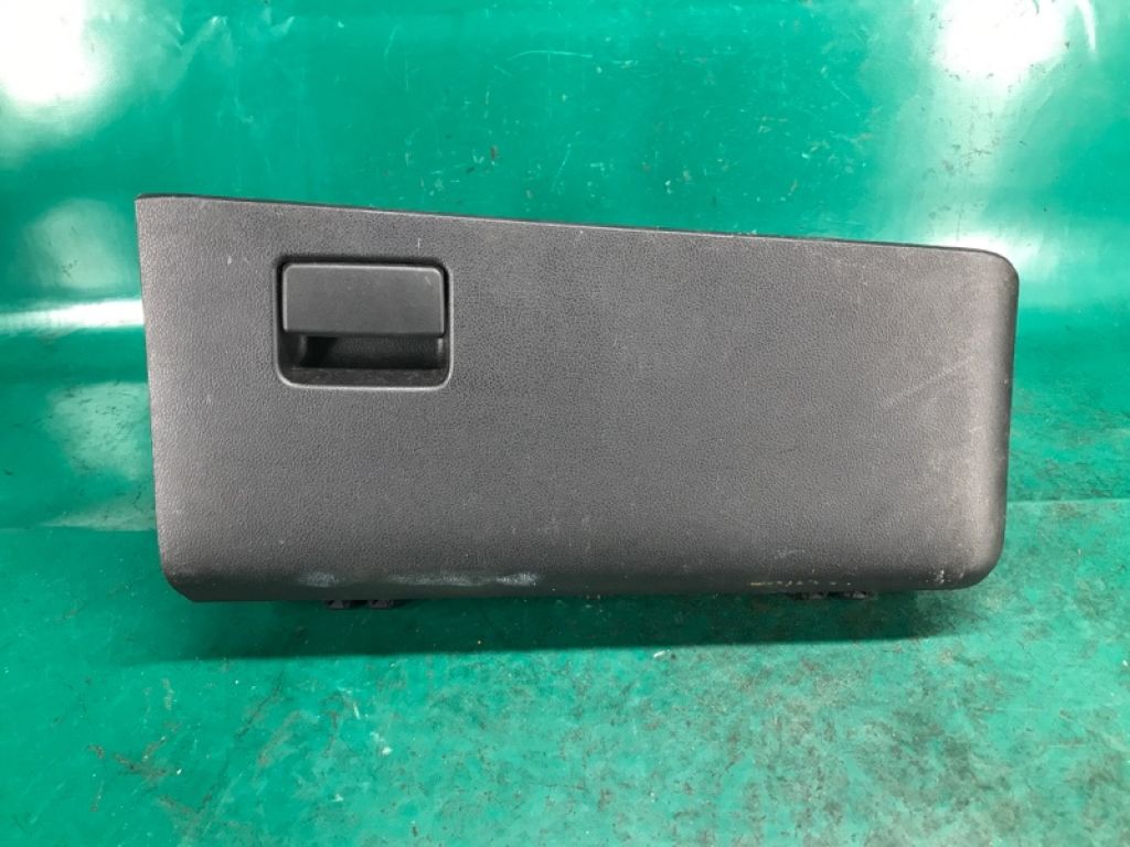 55550-47130-C0 | Бардачок TOYOTA PRIUS 16-
