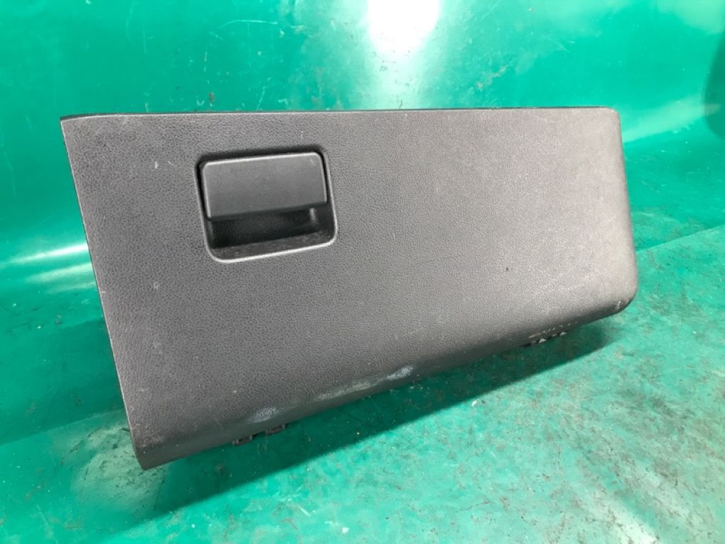 55550-47130-C0 | Бардачок TOYOTA PRIUS 16- - Фото 3