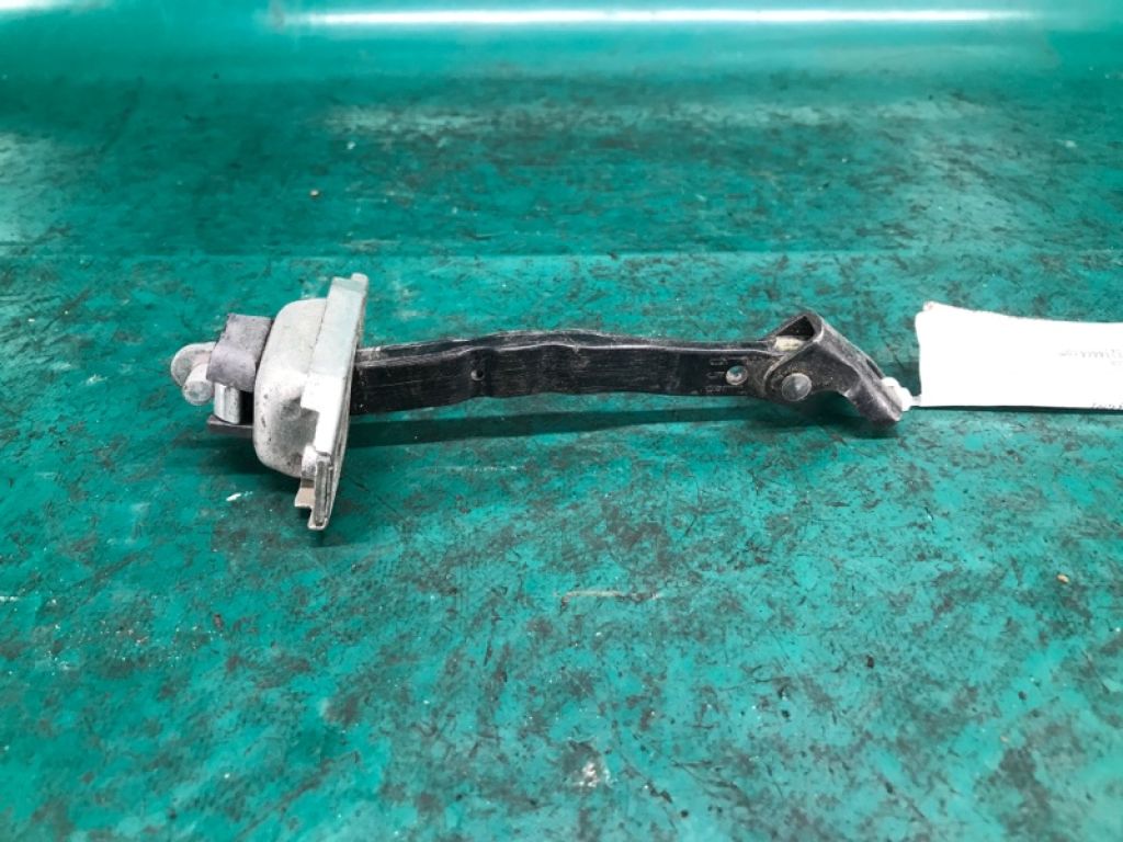 68610-06091 | Ограничитель двери передн. прав. TOYOTA CAMRY 50 12-15