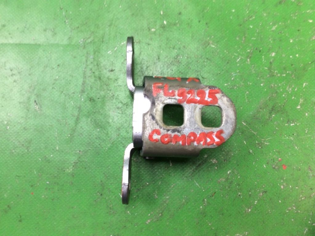 5074257AB | Петля двери верхняя лев. JEEP COMPASS 06-16