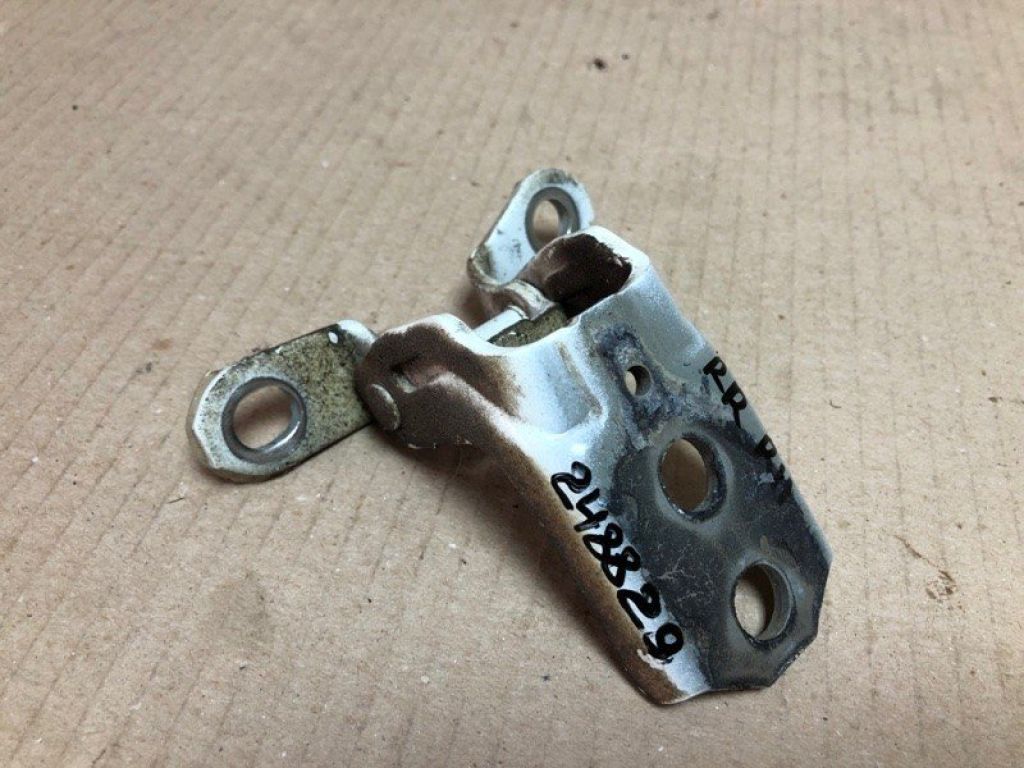 82420-1KA0A | Петля двері нижня задн. прав. NISSAN JUKE 10-19 - Фото 3