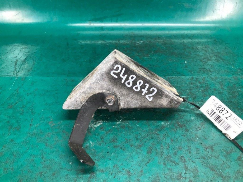 EC05-39-020E | Кронштейн двигуна MAZDA TRIBUTE 00-07 - Фото 2