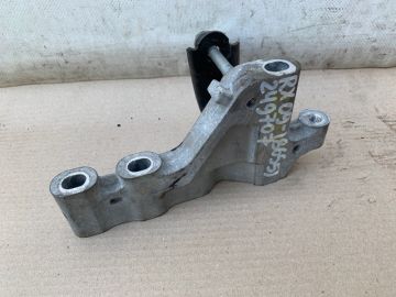 Кронштейн опори двигуна прав. LEXUS RX350/450 09-15