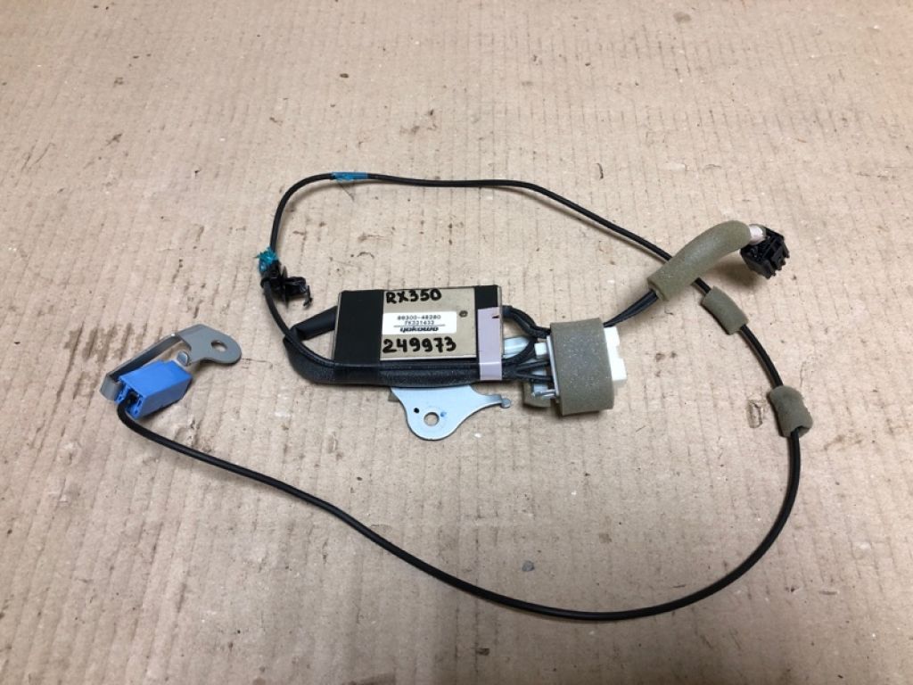 86300-48280 | Усилитель антенны LEXUS RX350/450 09-15