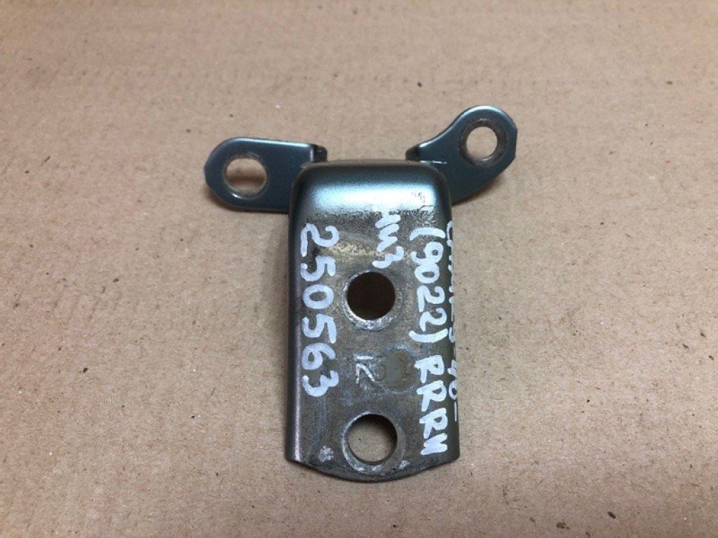 68770-02050 | Петля двери нижняя задн. прав. TOYOTA CAMRY 40 06-11