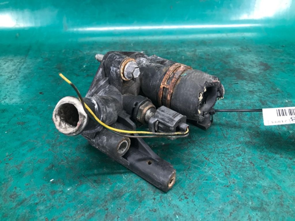 BE8Z-8K556-A | Фланець системи охолодження FORD FIESTA 08-17 - Фото 3