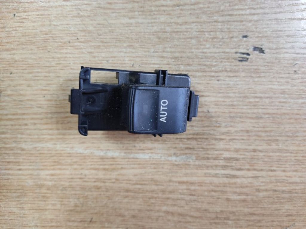 84810-33120 | Кнопка стеклоподъемника задн. лев. TOYOTA CAMRY 40 06-11