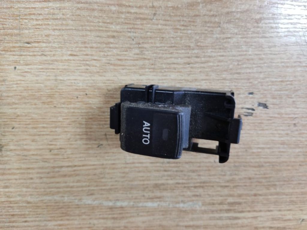 84810-33120 | Кнопка стеклоподъемника задн. прав. TOYOTA CAMRY 40 06-11