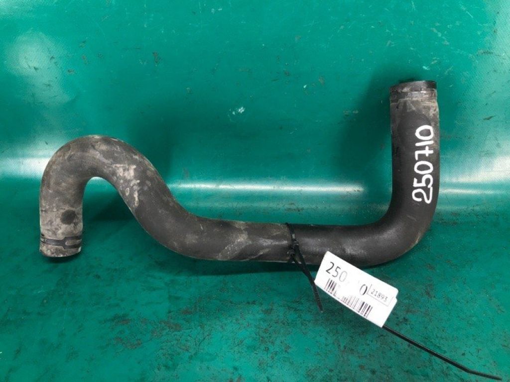 BE8Z-8286-A | Патрубок системи охолодження FORD FIESTA 08-17