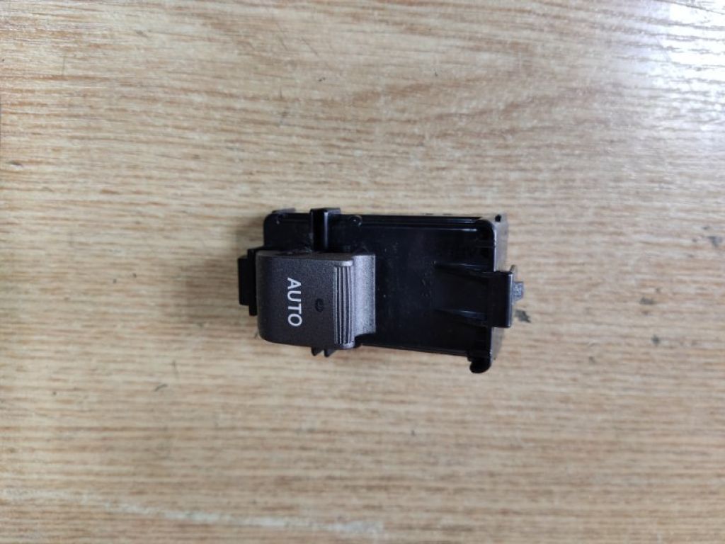 84810-50020 | Кнопка стеклоподъемника задн. прав. LEXUS LS460 06-12