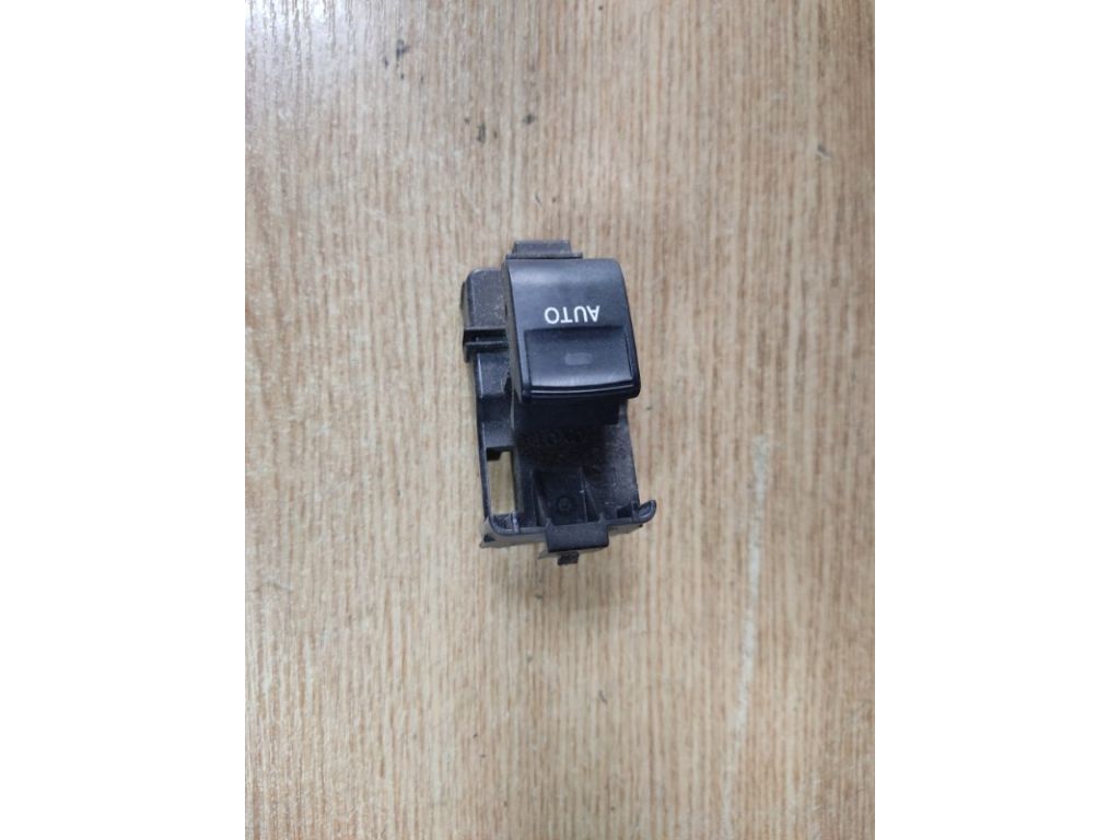 84810-33120 | Кнопка стеклоподъемника передн. прав. TOYOTA PRIUS - 30 09-17