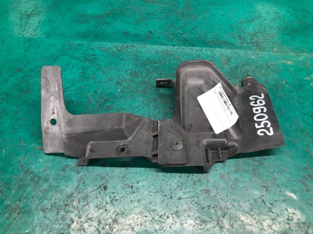 D2BZ-8310-B | Дефлектор радиатора прав. FORD FIESTA 08-17