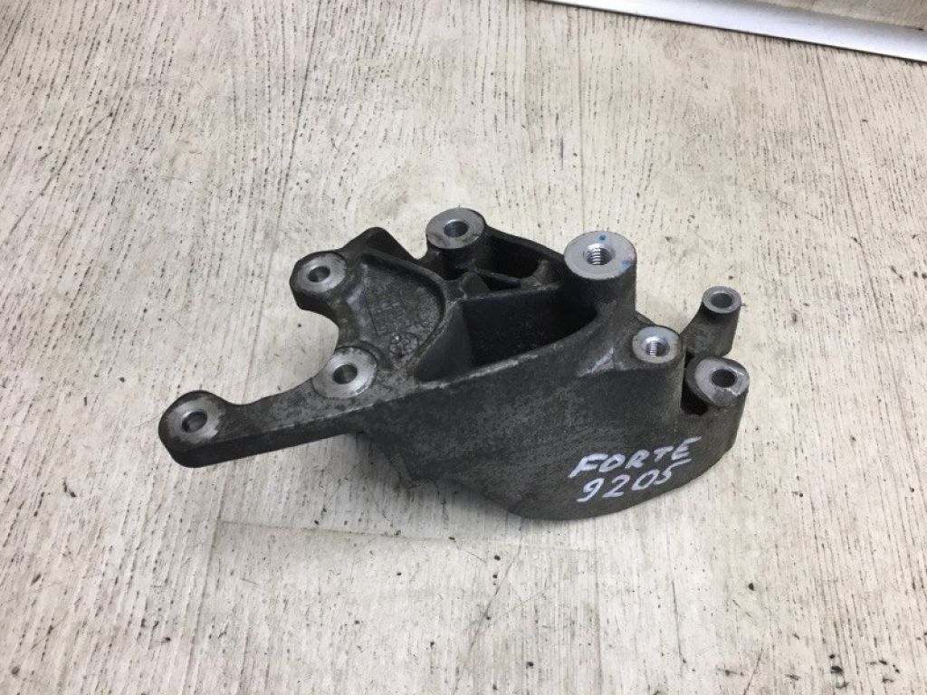 25252-2G000 | Кронштейн насоса ГУР KIA FORTE/CERATO TD 08-13