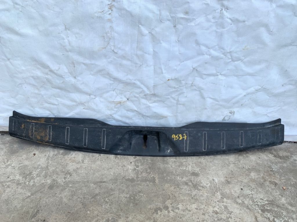 94026SG000VH | Накладка на порог багажника SUBARU FORESTER 12-19