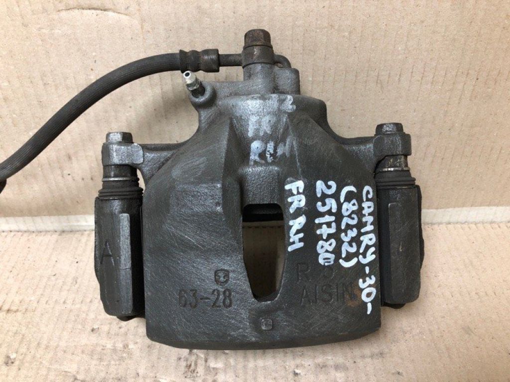 47730-06070 | Суппорт тормозной передн. прав. TOYOTA CAMRY 30 02-06