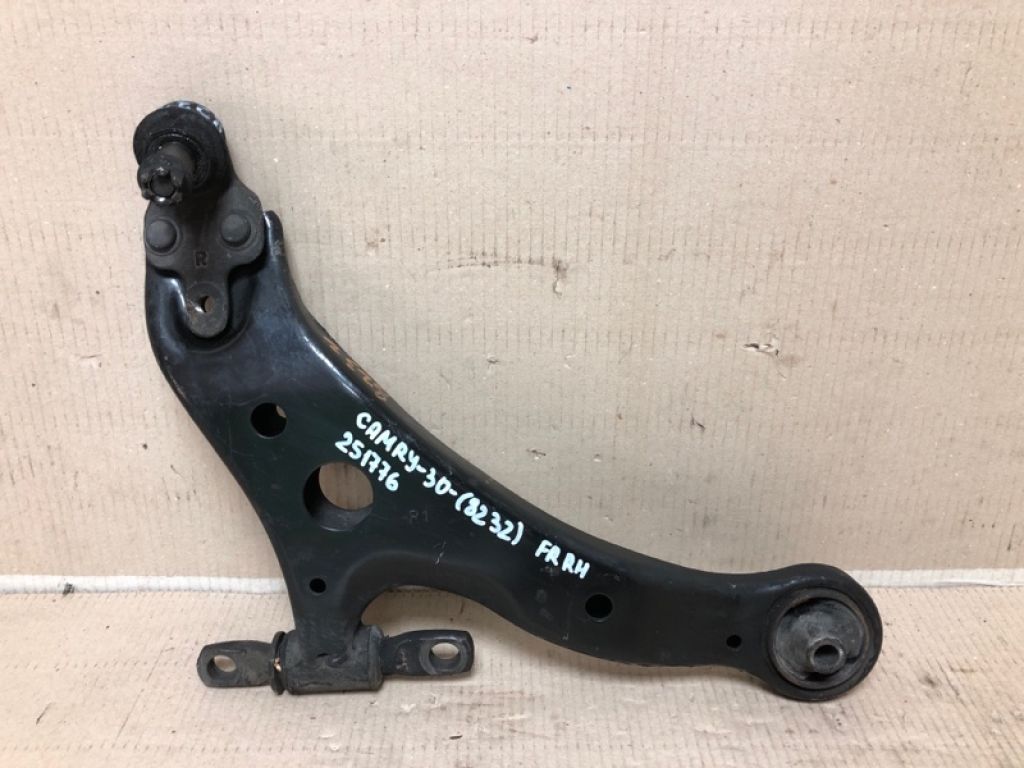 48068-06070 | Рычаг передней подвески нижний прав. TOYOTA CAMRY 30 02-06