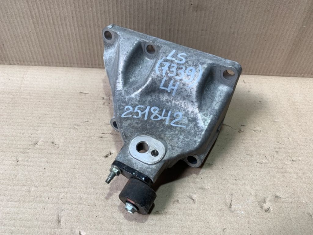 12302-38170 | Кронштейн двигателя лев. LEXUS LS460 06-12