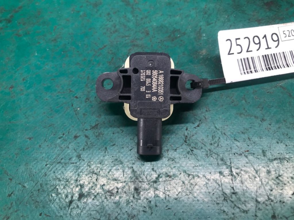 K8836-5DA0A | Датчик удару задн. прав. INFINITI QX30 16-20