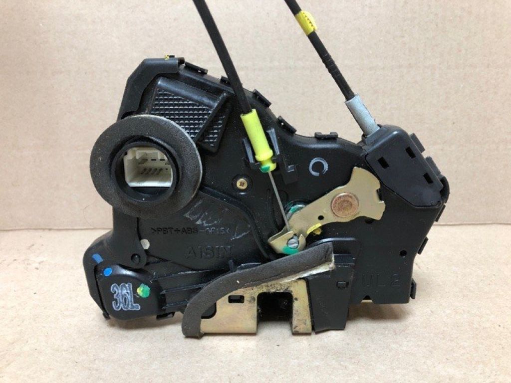 69040-AA050 | Замок двері передн. лів. TOYOTA CAMRY 30 02-06