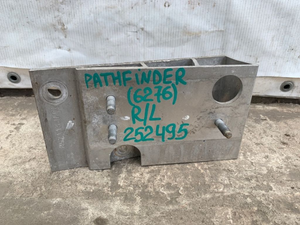 85211-3JA0A | Кронштейн усилителя заднего бампера лев. NISSAN PATHFINDER R52 12-21