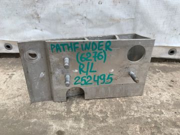 Кронштейн усилителя заднего бампера лев. NISSAN PATHFINDER R52 12-21